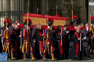 Trumna z ciałem papieża przeniesiona do bazyliki Świętego Piotra! Procesja w Watykanie