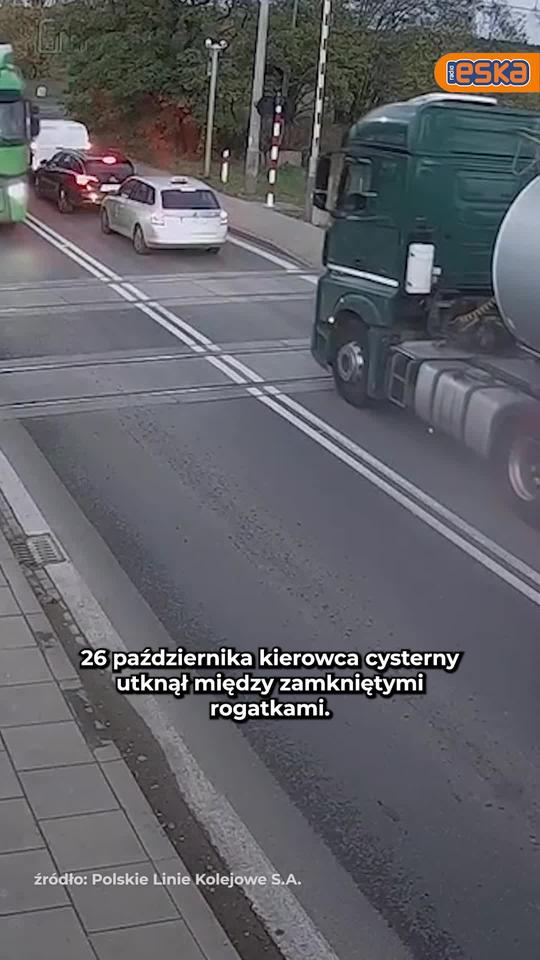 Cysterna utknęła między rogatkami! O krok od tragedii