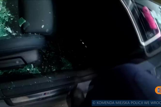 Wielka awantura na środku ulicy! Kilkoro policjantów otoczyło BMW. Ratunku, zostaw mnie! [WIDEO, ZDJĘCIA]