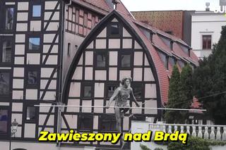 Między niebem a wodą. Rzeźba „Przechodzący przez Rzekę” wciąż zachwyca turystów