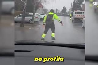 Mężczyzna mknie na łyżwach po ulicy jak po lodowisku! Nagranie już stało się viralem