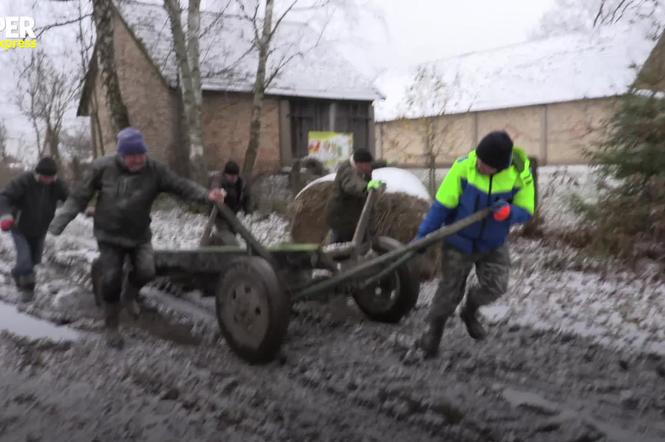 Rolnicy. Podlasie. Andrzej z Plutycz nie wierzył, że się uda. Aż tam do stodoły?. Jarek przejął inicjatywę