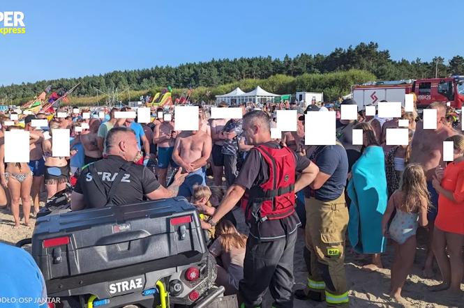 Ratownicy chcieli przejechać przez plażę, ale ludzie nie wiedzieli, co robić. Proszę zabierać rzeczy, a nie się patrzycie [WIDEO, ZDJĘCIA]