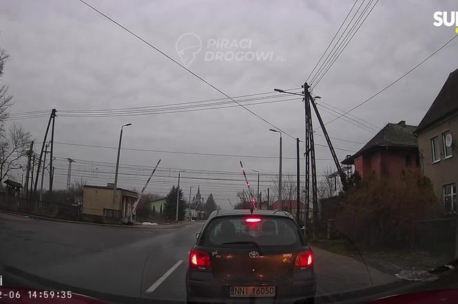 Sekundy od tragedii na przejeździe pod Bydgoszczą. Pociąg pędził między samochodami!