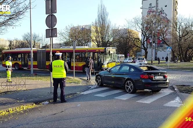 Wypadek miejskiego autobusu w Warszawie. Nie żyje ranny pasażer z bmw