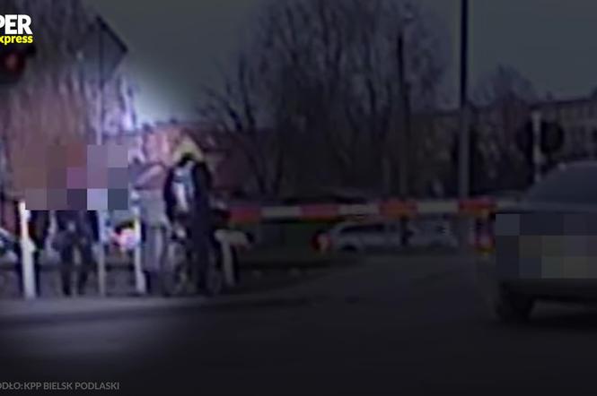 58-latka tak się śpieszyła do domu, że teraz musi zapłacić 2 tys. złotych. Jej zachowanie nagrała kamera