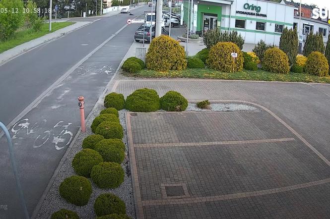 Samochód huknął w rowerzystkę! Kobieta nie przeżyła. Wszystko się nagrało